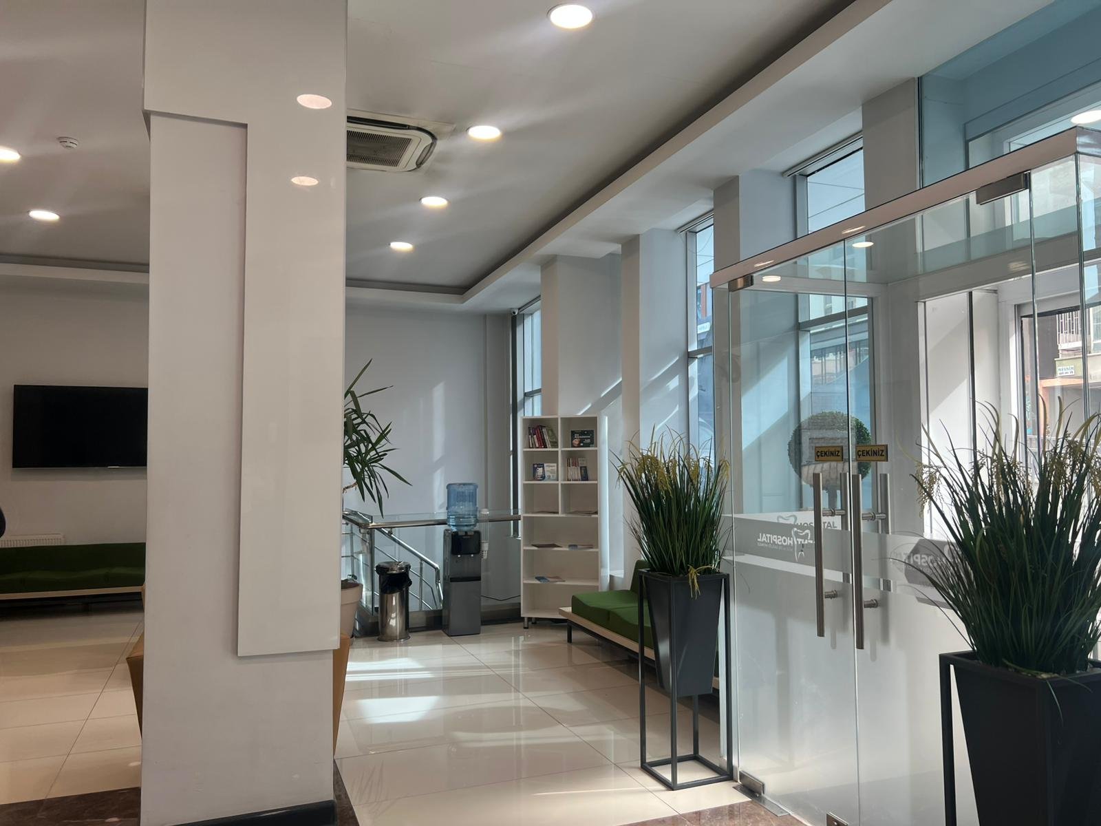 Dent Hospital Klinik Giriş ve Bekleme Alanı